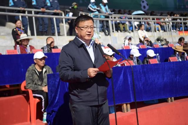 王室尴尬一幕：王后板脸，两名小妾公开随行